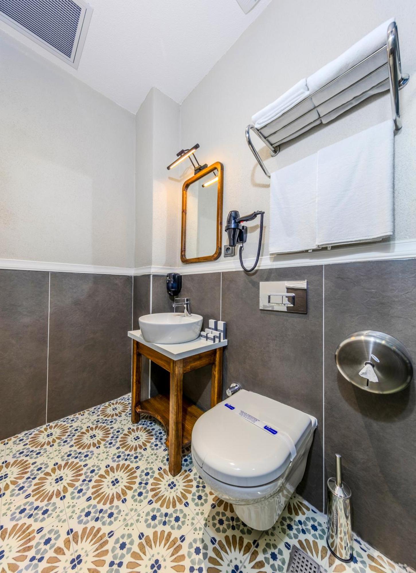 Nenessa Airport Hotel 4*